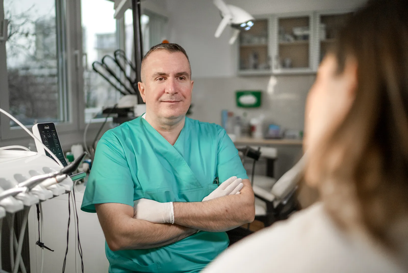 Stomatolog razgovara sa pacijentkinjom u ordinaciji Janković Dental Tim, Zemun